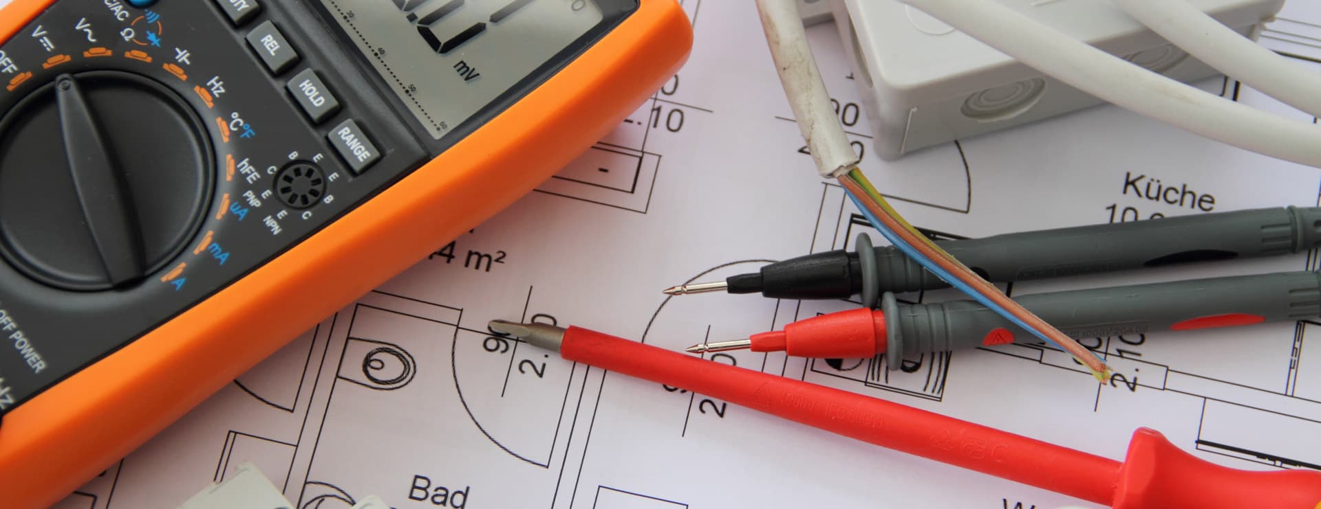¿Necesitas soluciones eléctricas profesionales a medida?