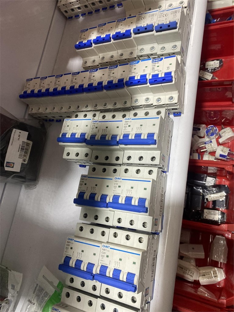 Foto 3 VARIOS MATERIAL ELÉCTRICO 